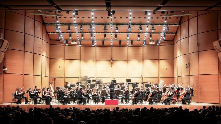 Frauen stehen im klassischen Musikbetrieb eher selten am Pult. Aber es gibt Ausnahmen wie die Chefdirigentin des Orchestra Verdi aus Mailand, Zhang Xian.