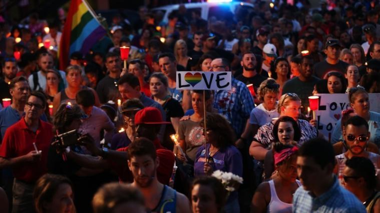 Bei einer Gedenkfeier in Orlando haben am Sonntagabend Zehntausende Menschen der Opfer des Anschlags vor einer Woche gedacht.