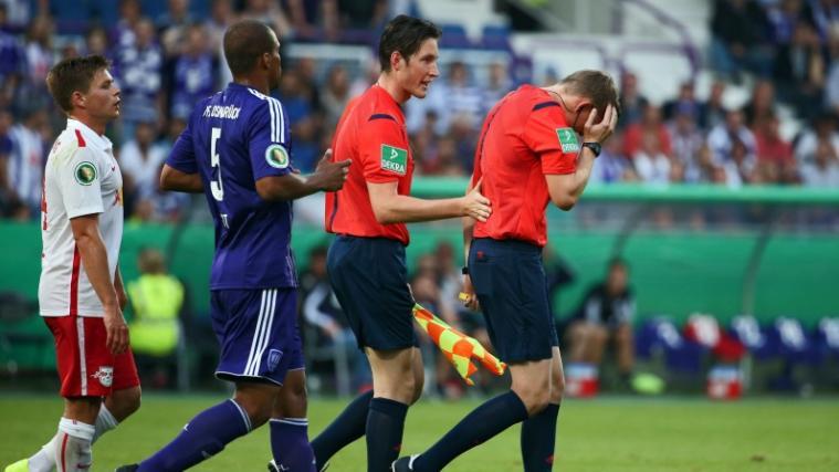 Schiedsrichter Martin Petersen (rechts) wurde im DFB-Pokal-Spiel Osnabrück-Leipzig von einem Feuerzeug am Kopf getroffen.