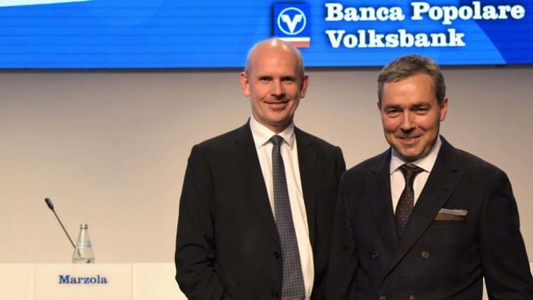 Zufriedene Gesichter: Generaldirektor Johannes Schneebacher und Präsident Otmar Michaeler haben den Volksbank-Mitgliedern die Bilanz des Geschäftsjahrs 2015 präsentiert. - Foto: Volksbank