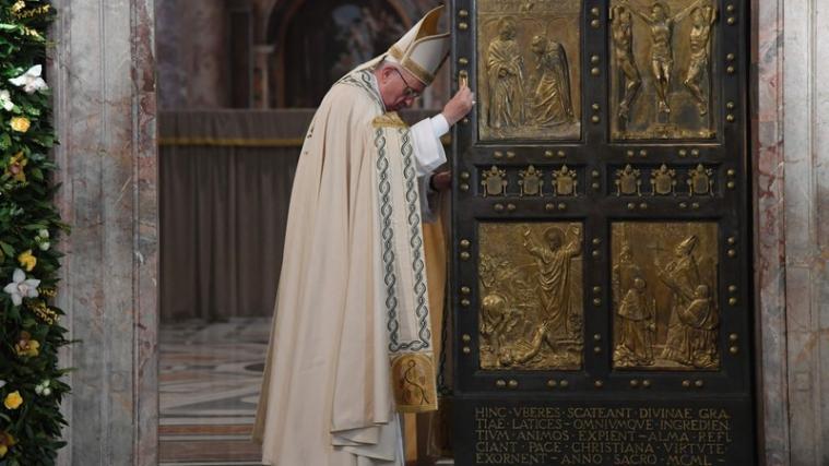 Papst Franziskus lässt Abtreibungen künftig auch von Priestern vergeben. Das hat er bei der Schließung der Heiligen Pforte verkündet.
