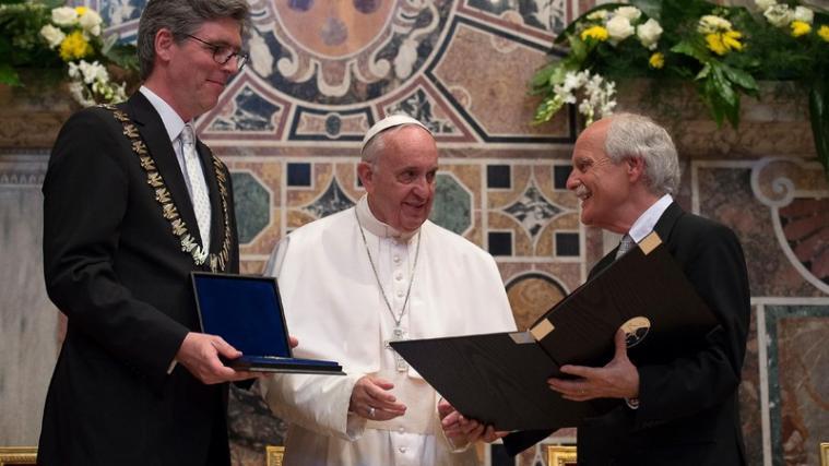 Papst Franzsikus hat den Karlspreis für besondere Verdienste um Europa erhalten.