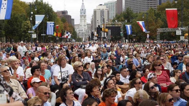 Eine riesige Menschenmenge hat Papst Franziskus aus Philadelphia verabschiedet.