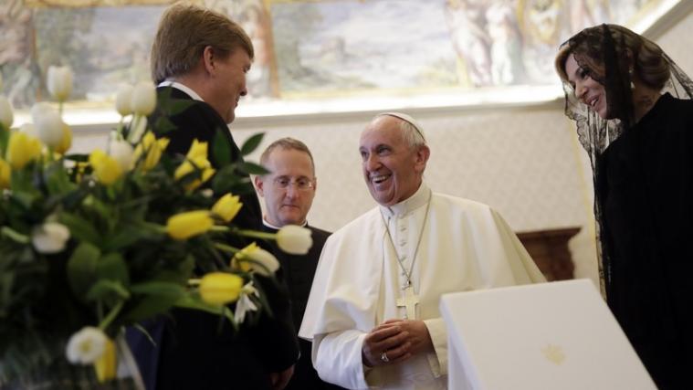Papst Franziskus im Gespräch mit dem holländischen König Willem-Alexander und seiner Frau Maxima bei der Privataudienz am Donnerstag.