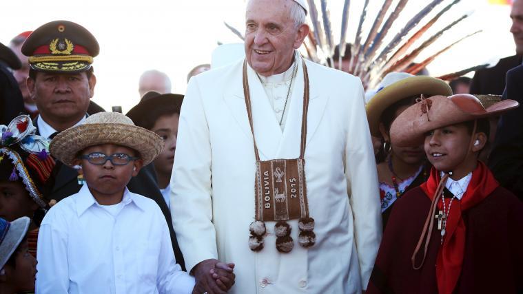 Gestärkt mit einem Beutel voller Koka-Blätter, den er um den Hals trug, trat der Papst seinen Bolivienbesuch an.