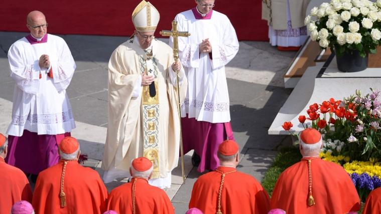 Der Pontifex bei seinem Eintreffen auf dem Petersplatz in Rom.