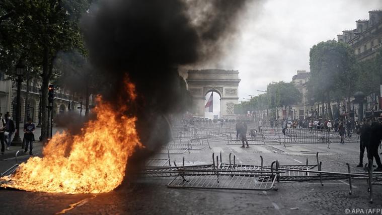 Auf der Champs-Élysées in Paris ist es zu Protesten gekommen.