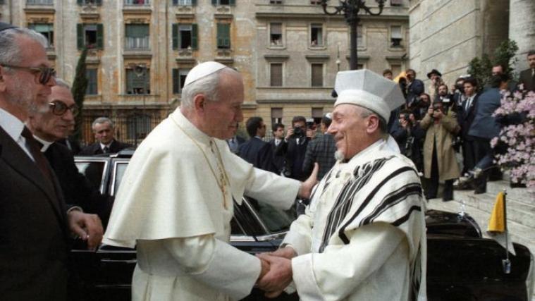 Der heilige Johanns Paul II. umarmt Elio Toaff, den damaligen Chefrabbiner Roms, am 13. April 1986. - Foto: L'Osservatore Romano