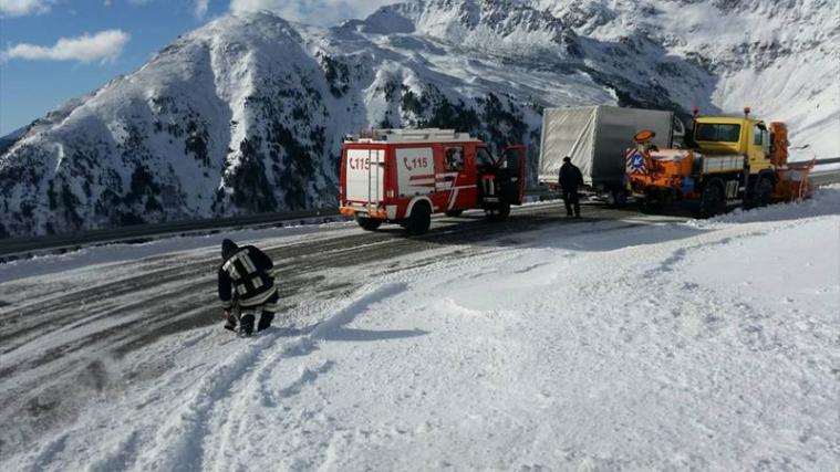 Einige Tage lang war das Penser Joch für den Verkehr gesperrt. Seit Mittwoch ist der Übergang tagsüber wieder befahrbar. - Foto: FF Pens