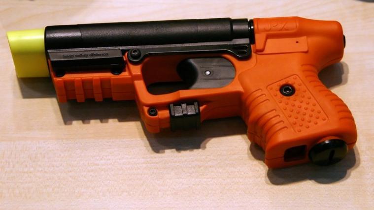Für eine Pfefferpistole ist nach Polizeiangaben kein Waffenschein notwendig. (Symbolbild)