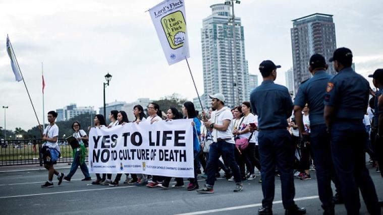 Tausende gingen gegen den von Präsident Duterte initiierten Drogenkrieg auf die Straße.