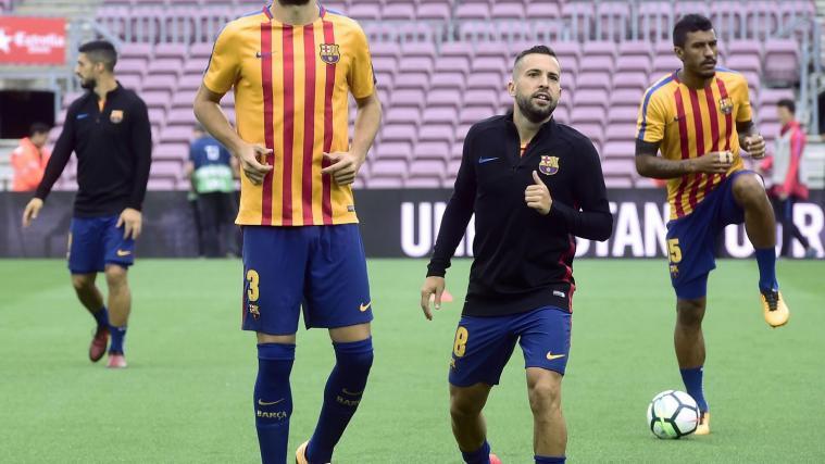 Gerard Pique (links vorne) in den Farben Kataloniens vor dem Spiel.