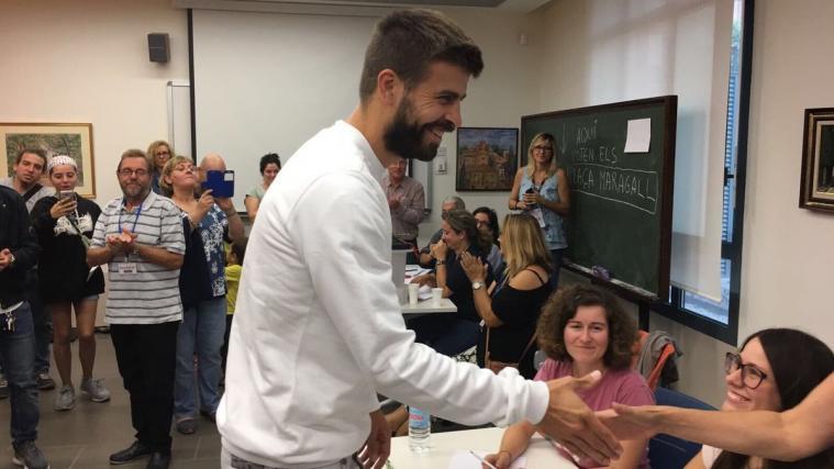 Der spanische Fußballstar Gerard Piqué vom FC Barcelona hat beim umstrittenen Unabhängigkeitsreferendum in Barcelona seine Stimme abgegeben. - Foto: Twitter