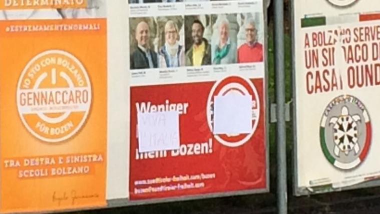 Das Wahlplakat der Süd-Tiroler Freiheit am Siegesplatz wurde überklebt.