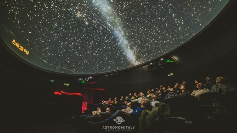 Foto: „Das Weltall hautnah erleben“ können die Besucher des Planetarium Südtirol in Gummer seit nunmehr fünf Jahren. - Foto: Planetarium Gummer