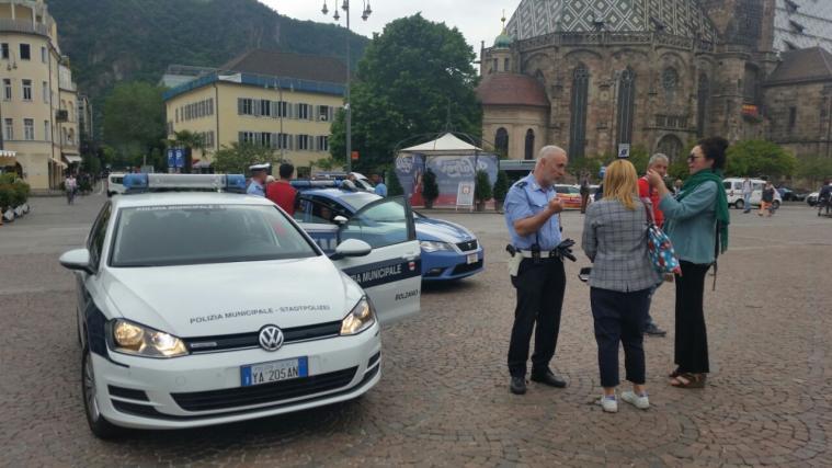 Die Einsatzkräfte am Bozner Waltherplatz. - Foto. hof