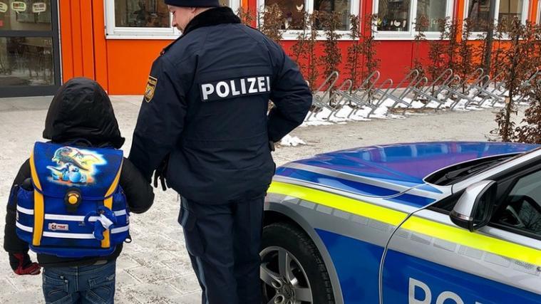 Die Polizei brachte den Jungen zur Schule. - Foto: Twitter Polizei München
