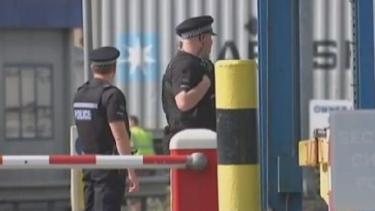 Polizeibeamte im Hafen des englischen Tilbury