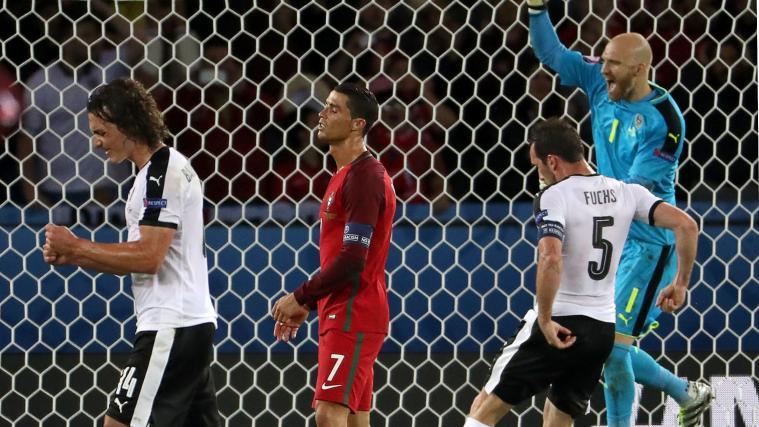 Österreich darf weiter hoffen. Portugals Superstar Ronaldo (im roten Trikot) verschoss einen Elfmeter.