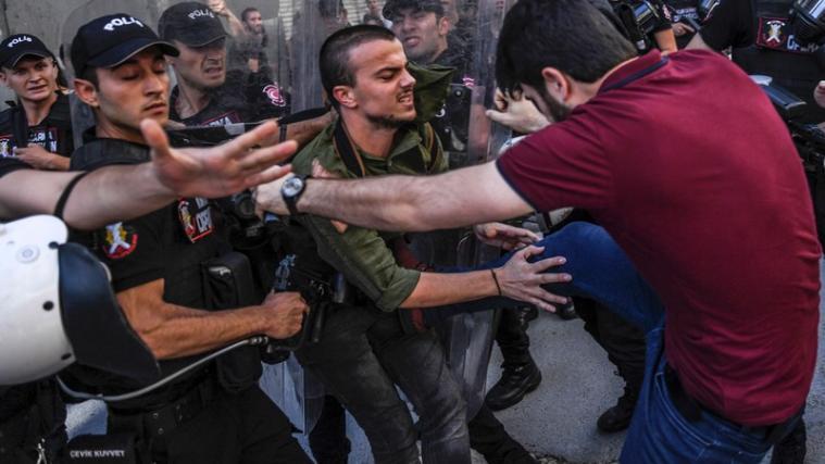 Die Veranstalter der Istanbuler Gay-Pride-Parade haben trotz des Verbots der türkischen Behörden am Sonntagnachmittag mit ihrer Kundgebung begonnen.