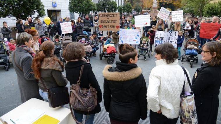 Eltern auf Protestkurs: Die Initative "Wertschätzung Elternarbeit" hat am Dienstag zur Demonstration vor dem Landtag gerufen. - Foto: DLife