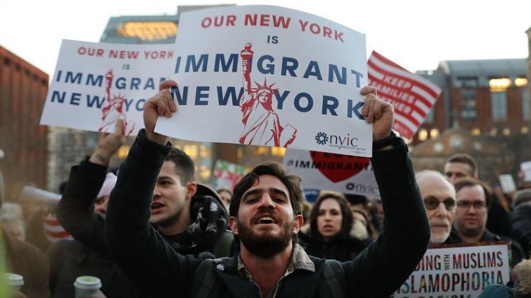 Mehr als 1000 Menschen haben gegen Trumps Einwanderungspolitik in New York protestiert.