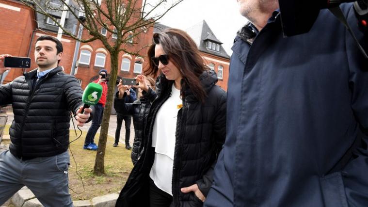 Puigdemonts Ehefrau Marcela Topor vor der Justizvollzugsanstalt.