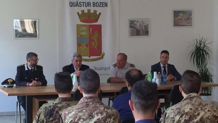 Quästor Lucio Carluccio sprach am Mittwoch mit Beamten am Brenner. - Foto: Quästur Bozen