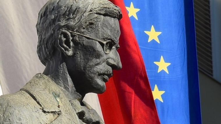 Die Statue des Sozialreformers und Genossenschaftsgründers Friedrich Wilhelm Raiffeisen in Bozen. - Foto: Raiffeisenverband Südtirol