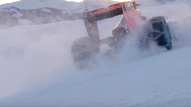 Mit einem Formel 1-Auto raste Max Verstappen über die Pisten. - Foto: Screenshot