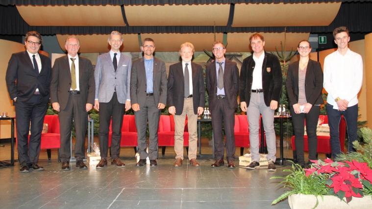 Die Referenten von links: Atzwanger Christoph (Atzwanger AG – Bozen), Senfter Franz (Senfter Holding), Benincasa Andrea Monier Italia AG), Pohlin Robert (Elpo GmbH – Bruneck), Daum Eberhard (Moderator), Hilber Markus (Schuldirektor), Prugger Markus (Nordpan AG – Olang), Carmen Steinwandter (Maturant der Wirtschaftsschule Innichen), Piol Marian (Maturant der Wirtschaftsschule Innichen). Foto: WFO Innichen