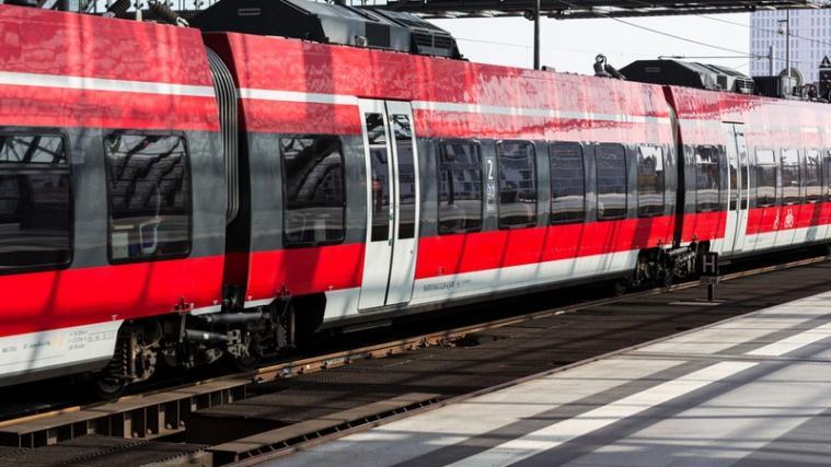 Das Kind erblickte in dem Zug das Licht der Welt.