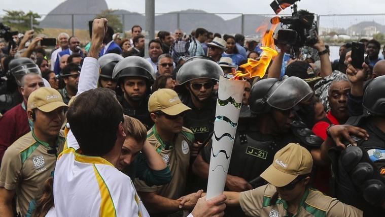 Beim Fackellauf nach Rio gab es mehrere Zwischenfälle. - Foto: LaPresse