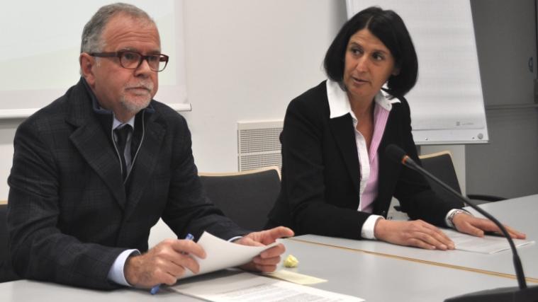 Bezirksdirektorin Irene Pechlaner und Sanitätskoordinator Roland Döcker erklärten am Donnerstag die Maßnahmen in der Meraner Geriatrie. (Foto: lub)