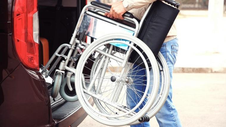 Die Landesregierung hat das offene Ausschreibungsverfahren zur Vergabe des Transportdienstes für Kinder und Schüler mit Behinderung genehmigt. - Foto: lpa