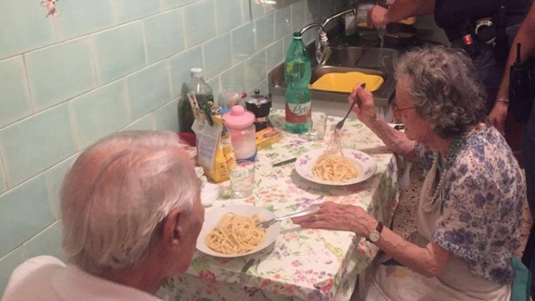 Beamte der Staatspolizei haben in Rom ein älteres Ehepaar aufgemuntert - und ihnen Spaghetti gekocht. - Foto: Facebook/Polizia di Stato