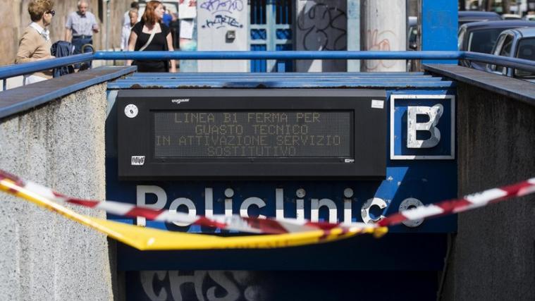 20 Minuten lang mussten hunderte Passagiere in den Waggons ausharren. - Foto: Ansa