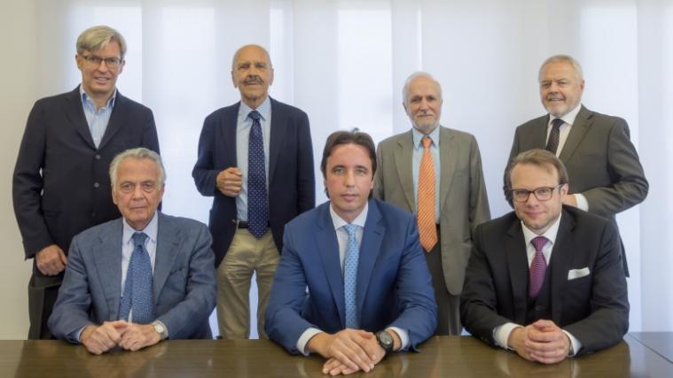 Die SAD-Führungsspitze mit Bild (sitzend v.l.) Vizepräsident Pietro Tosolini, dem geschäftsführenden Verwaltungsratsmitglied Ingomar Gatterer, Präsident Christoph Perathoner sowie (stehend v.l.) den 3 Aufsichtsratmitgliedern Stefano Zanin, Karl Ferrari und Anton Pichler sowie Generaldirektor Mariano Claudio Vettori.