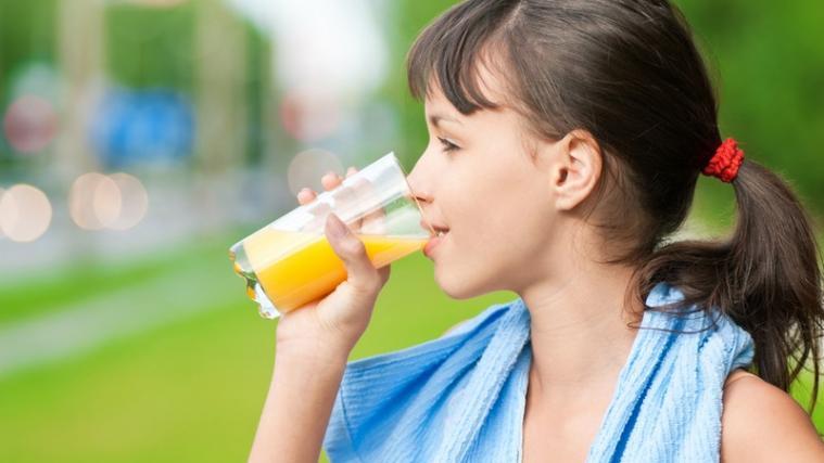 Fruchtsaftgetränke enthalten nur wenig Fruchtsaft, dafür aber reichlich Wasser, Zucker oder Süßstoffe.