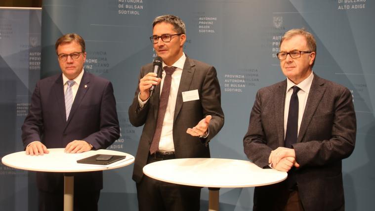 Betonten, wie wichtig eine grenzüberschreitende Zusammenarbeit in der Verkehrspolitik ist: der Tiroler Landeshauptmann Günther Platter, Landeshauptmann Arno Kompatscher und der Trentiner Mobilitätslandesrat Mauro Gilmozzi - Foto: LPA/mb