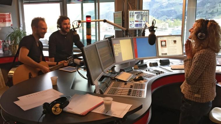 Im Studio von Südtirol 1: Die in den April geschickte Sarah Bernardi (rechts) mit ihren Kollegen Martin Perkmann (von links) und Daniel Rainer. (Foto: Südtirol 1)