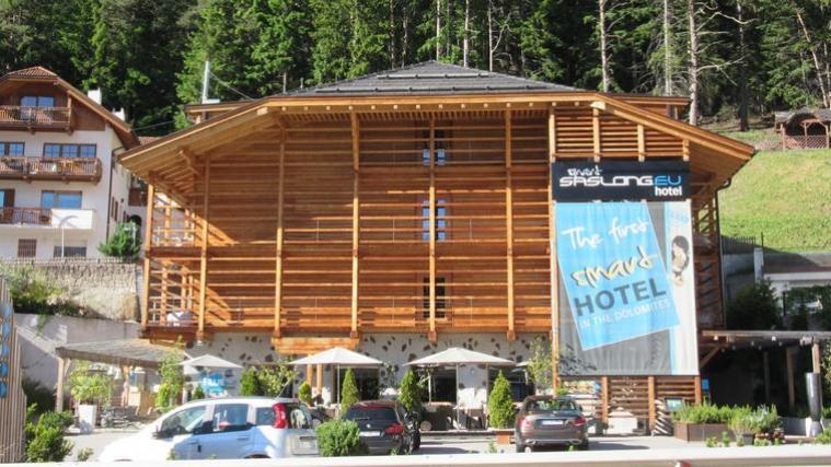 Über dieses Bauwerk wird in St. Christina seit Jahren heftig diskutiert: Das Hotel "Saslong".