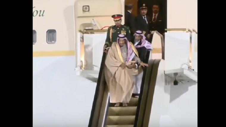 Der Monarch musste selbst Hand anlegen. Foto: Screenshot Youtube.