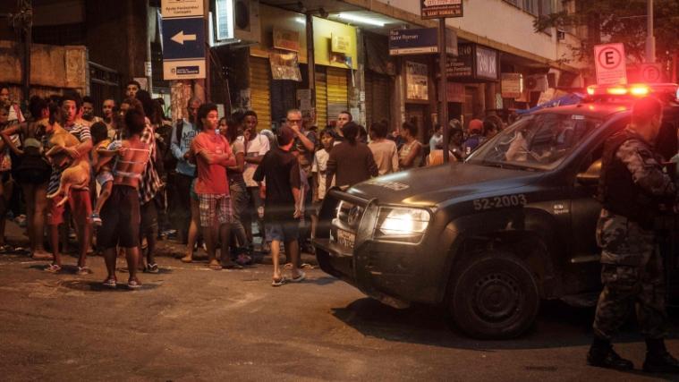 Eine Drogenrazzia in Brasiliens Hauptstadt Rio ist in eine stundenlange Schießerei zwischen Polizei und mutmaßlichen Kriminellen ausgeartet.