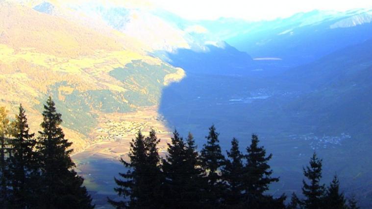 Im Vinschgau war es am Montag besonders mild. Hier der Blick vom Montoni (Prad a. Stj.) Richtung Laas und Schlanders. - Foto: Webcam