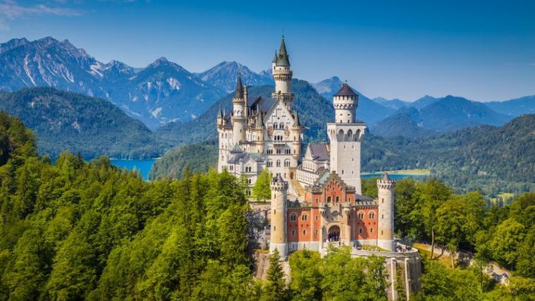 Der bayerische König Ludwig II. wurde vor allem durch die Errichtung seiner Prunkschlösser berühmt.