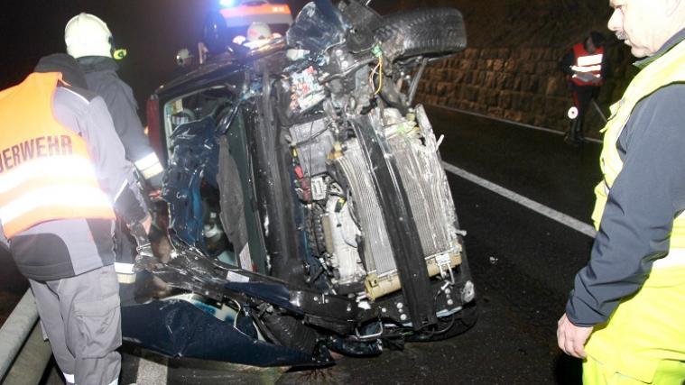 Glück im Unglück hatte ein Autofahrer in der Nacht auf Sonntag: während sein Pkw erheblich beschädigt wurde, kam er selbst beinahe unverletzt davon.