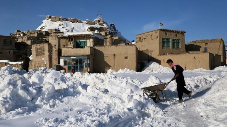 Die großen Schneemassen haben in Afghanistan zu Lawinen geführt, die zahlreiche Menschen getötet haben.