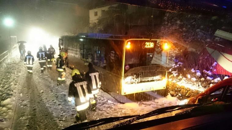 Auch Fahrzeuge, die wegen der Schneefälle nicht mehr weiterkamen, mussten weggeschafft werden (im Bild in Algund). - Foto: Freiwillige Feuerwehren
