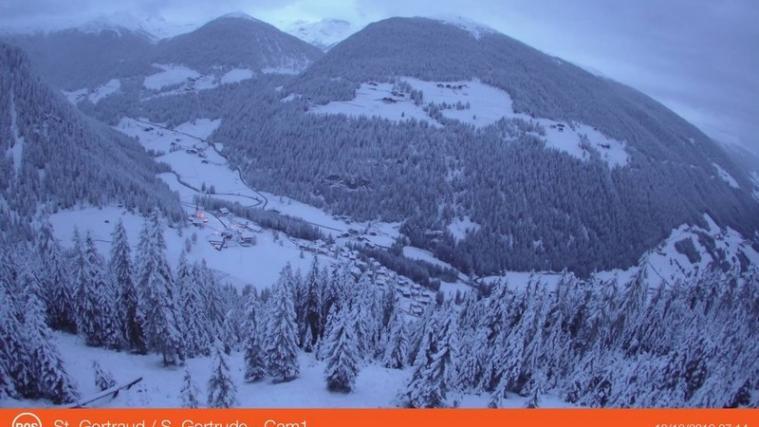 Erster Schnee im Ultental, aufgenommen von der Wetterkamera in St. Gertraud am Montag um 7.14 Uhr.